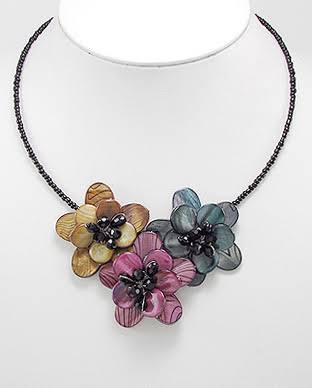 Mother of Pearls Flower Necklace