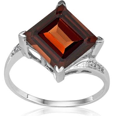 5.13ct Garnet & 2 Pcs White Diamonds 925 S/S Ring